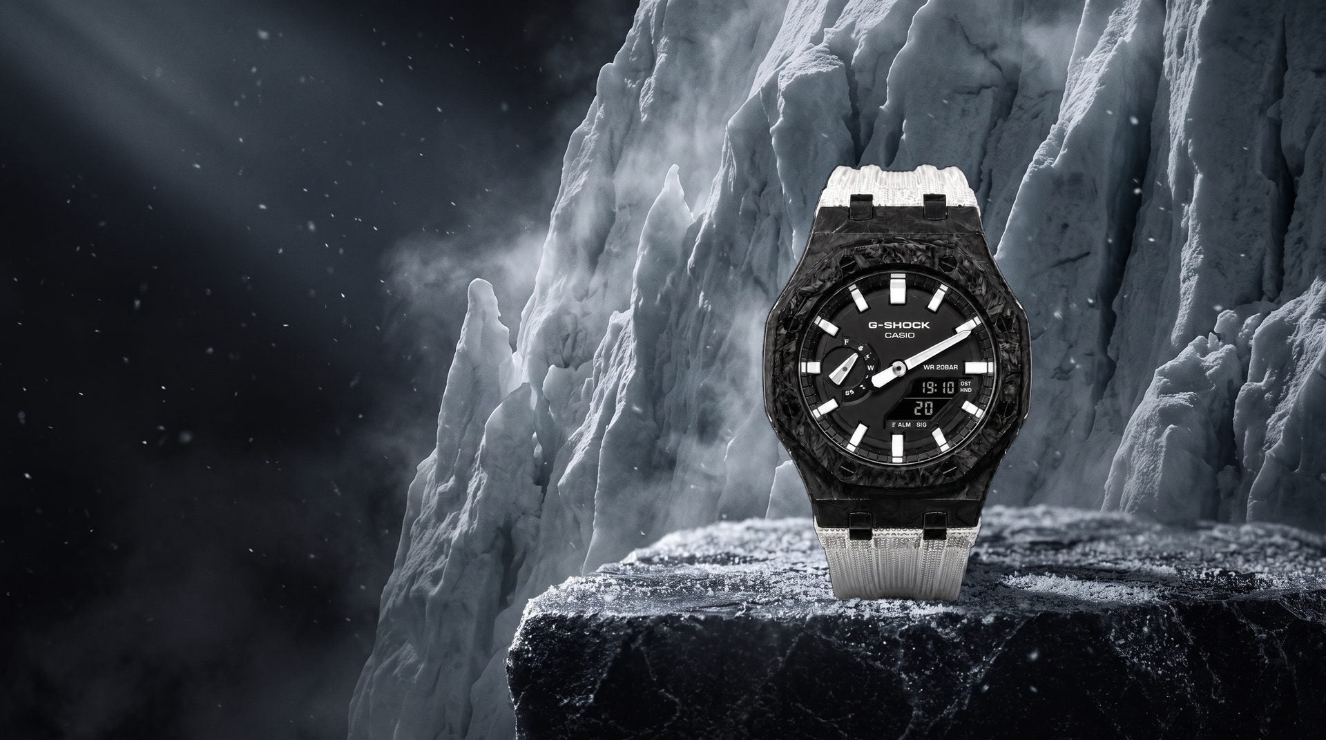 CHRONO19 — montre carbone forgé à bracelet résine givrée, devant un glacier